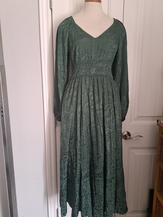 Taylor Dresses & Skirts - TAYLOR  Long Sleeve V-Neck Maxi Dress GREEN embossed smocked lined flowy Small